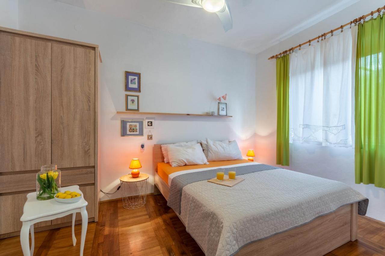 Apartment Lota With Heated Pool On Top Location Supetar Exterior foto