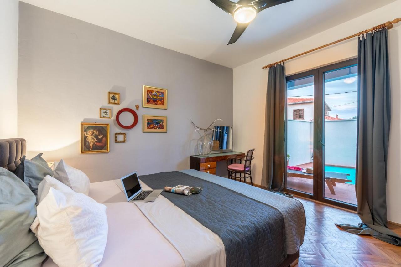 Apartment Lota With Heated Pool On Top Location Supetar Exterior foto