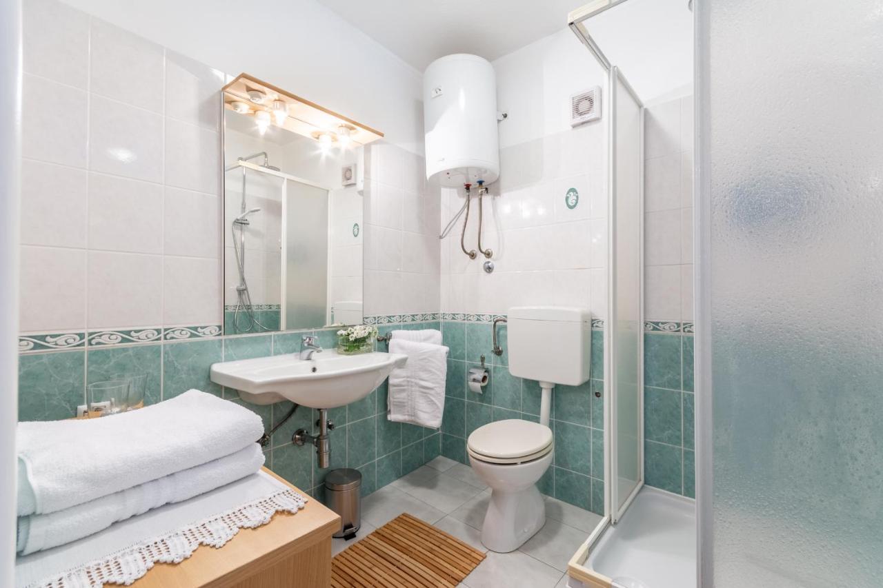 Apartment Lota With Heated Pool On Top Location Supetar Exterior foto